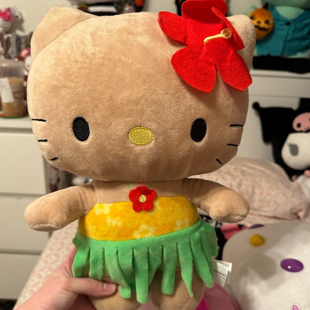 Tan Hello kitty plush 🌺